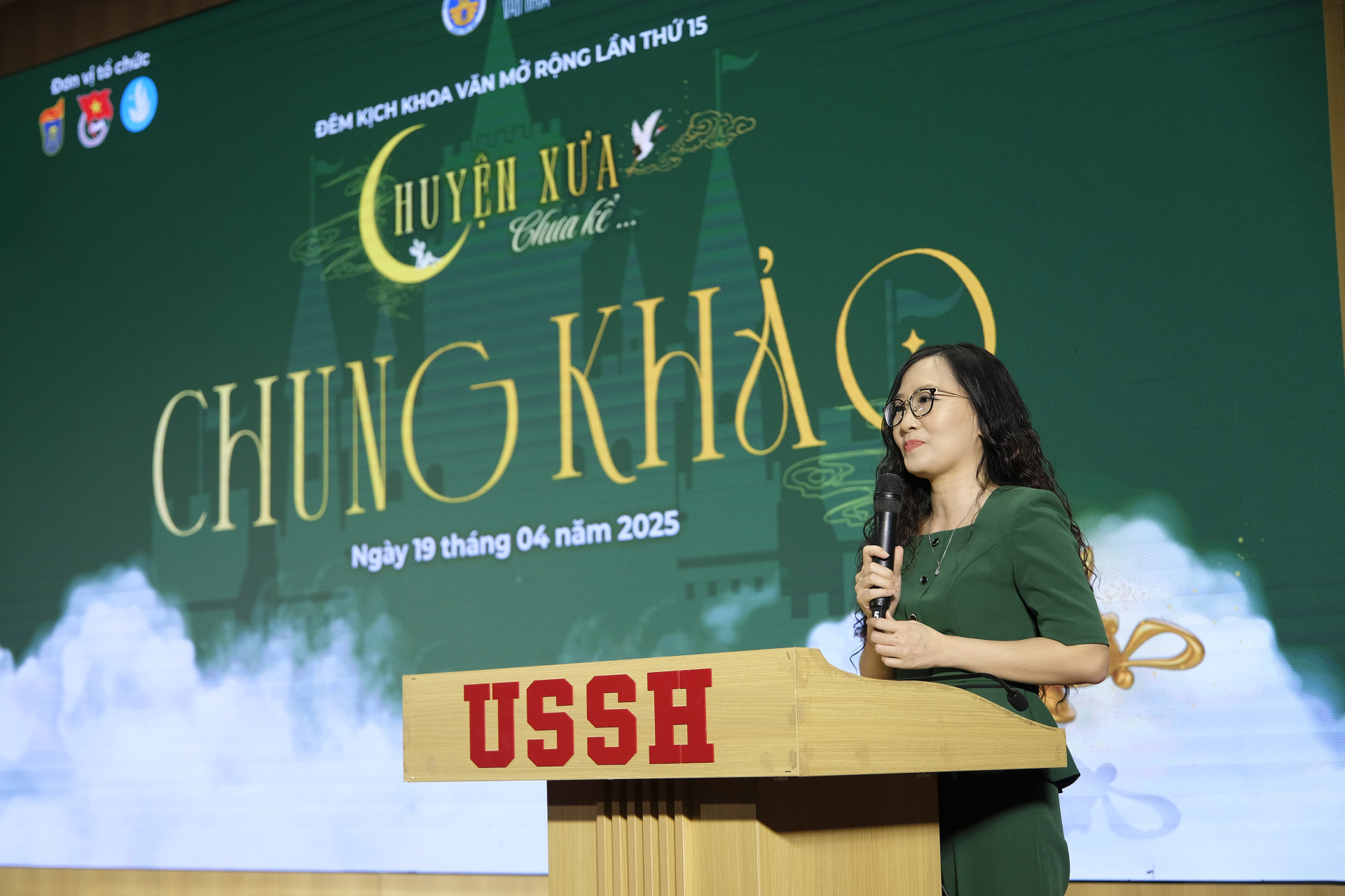 PGS. TS. Nguyễn Thu Hiền, Phó Trưởng Khoa phụ trách Khoa Văn học phát biểu khai mạc Đêm kịch Khoa Văn mở rộng lần thứ 15