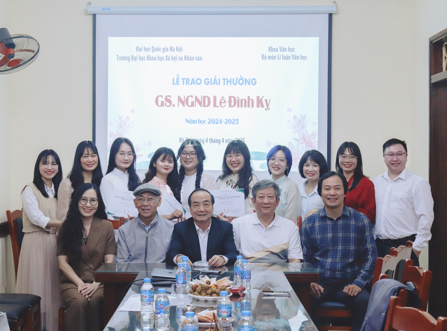 Lễ trao Giải thưởng GS. NGND Lê Đình Kỵ năm học 2024-2025: Tôn vinh tài năng trẻ trong lĩnh vực Lí luận văn học