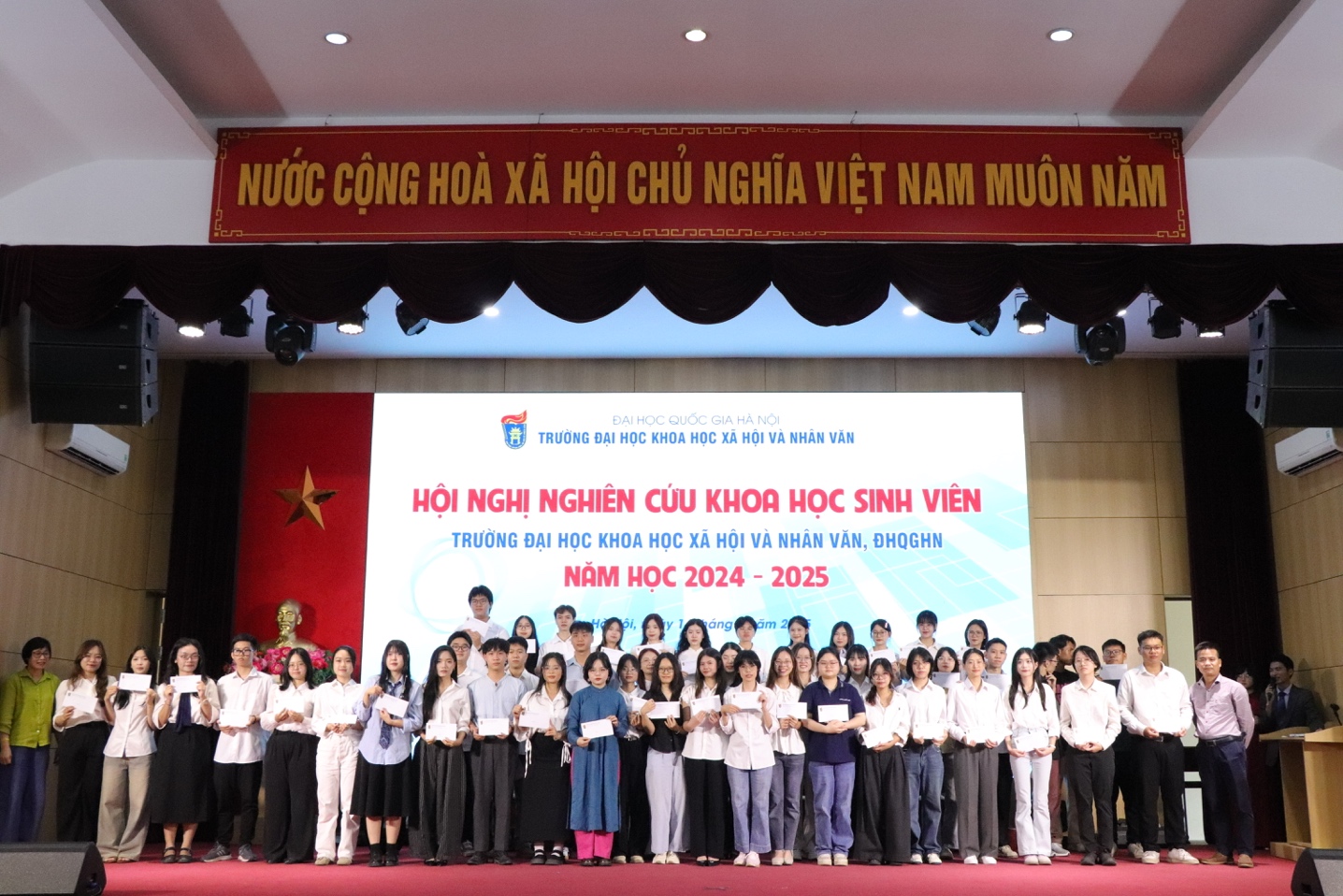 Sáng tạo và học thuật khai phóng: Sinh viên Khoa Văn học ghi dấu ấn tại Hội nghị NCKH cấp Trường năm học 2024-2025