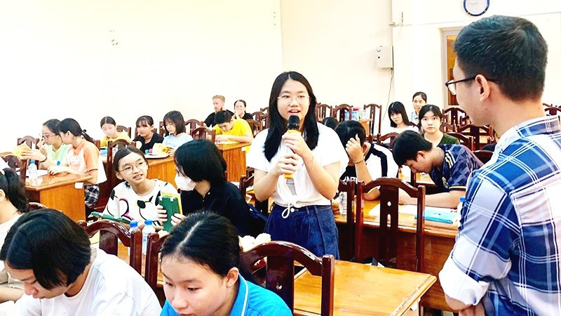 Tạo điều kiện cho thanh thiếu niên được tiếp xúc, cảm nhận, chia sẻ về các tác phẩm văn học là việc làm thiết thực để vun đắp vốn ngôn ngữ, văn hóa và tâm hồn thế hệ trẻ.