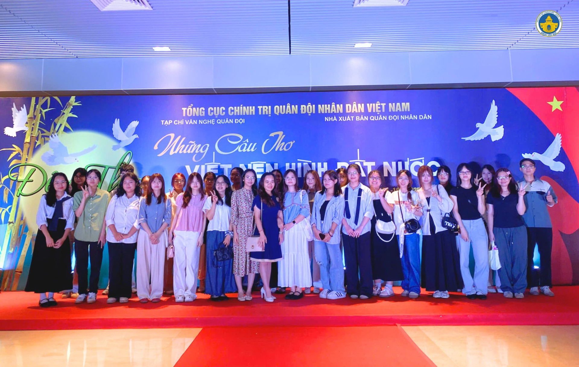 Giảng viên và sinh viên Khoa Văn học tham dự Chương trình nghệ thuật “Những Câu Thơ Viết Nên Hình Đất Nước”